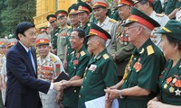 Truong Tan Sang reçoit des anciens soldats de la division héroïque numéro 1