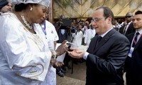 Ebola: Hollande, premier dirigeant occidental à se rendre en Guinée 