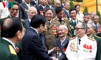 Truong Tan Sang accueille d’anciens experts militaires vietnamiens au Laos