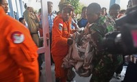 Indonésie: des corps et des débris de l'avion d'AirAsia retrouvés en mer