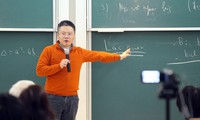  Le professeur Ngo Bao Chau partage ses expériences avec des élèves