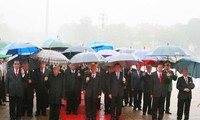 Les dirigeants vietnamiens rendent hommage au président Hô Chi Minh 