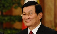 Le président Truong Tan Sang rencontre les hommes d’affaires et agriculteurs exemplaires 