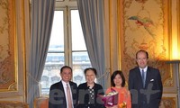 Remise de l’Ordre national des Mérites de France à Nguyen Thi Bich Hue