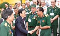 Truong Tân Sang rencontre d’anciens combattants