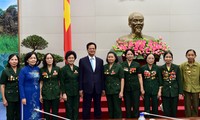 Nguyen Tan Dung rencontre des anciens combattants et jeunes volontaires 