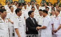 Le président Truong Tân Sang rencontre des représentants de la marine