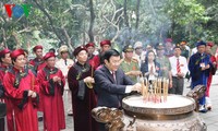  Offrandes de batonnets d’encens à la mémoire des rois fondateurs Hùng