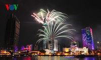 Feu d’artifice à l’occasion des 40 ans de la réunification nationale