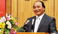 Le vice-Premier ministre Nguyen Xuan Phuc visite Singapour