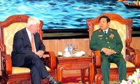 Hervé Ladsous reçu par Phung Quang Thanh