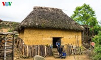 Des maisons en torchis aux toitures en herbes séchées à Kin Chu Phìn