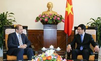 Nouveau ambassadeur algérien au Vietnam reçu par Pham Binh Minh