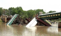 Pakistan: au moins 14 morts dans l'effondrement d'un pont ferroviaire