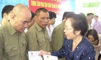 Des cadeaux pour les personnes méritantes de Phu Quoc