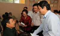 Nguyen Thi Doan rend visite aux personnes méritantes à Phu Tho