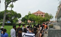 Les jeunes Vietkieu rendent hommage au président Ho Chi Minh