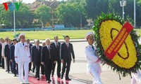 Les dirigeants rendent hommage au président Hô Chi Minh et aux héros morts pour la patrie