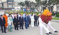 Hommage aux présidents Ho Chi Minh et Ton Duc Thang