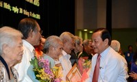 Ho Chi Minh-ville remet des insignes du Parti à l’occasion de la Fête nationale