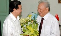 Le PM Nguyen Tan Dung rend visite à l’ancien président Le Duc Anh