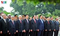 Les dirigeants rendent hommage au président Hô Chi Minh et aux héros morts pour la patrie