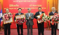 Le Vietnam honore certains responsables laotiens