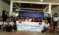 Les médecins vietnamiens viennent en aide à des patients démunis au Laos