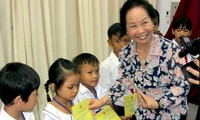 Nguyên Thi Doan remet des bourses d’études aux enfants de Hâu Giang