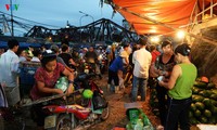 La vie nocturne au marché Long Biên