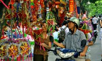 La fête de la mi-automne bat son plein à Hanoi