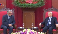 Une délégation du PCF en visite au Vietnam