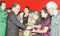 Nguyen Sinh Hung à la fête d’union nationale à Hanoi