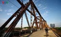 Un après-midi romantique sur le pont Long Bien