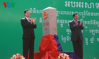 Nguyên Tân Dung et Hunsen inaugurent une borne frontalière Vietnam-Cambodge