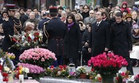 Attentats de Paris: la place de la République illuminée