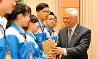 Uong Chu Luu rencontre les finalistes du concours « Fierté du Vietnam »