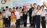 Cadeaux de l’Unicef aux victimes de l’agent orange de Danang