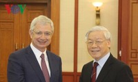 Nguyen Phu Trong reçoit Claude Bartolone