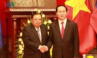 Bounnhang Vorachit poursuit sa visite au Vietnam