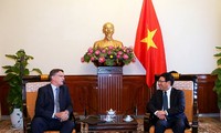 Pham Binh Minh reçoit l’ambassadeur d’Australie