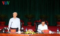 Nguyen Phu Trong travaille avec les autorités de la province de Dien Bien