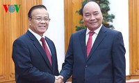 Nguyen Xuan Phuc reçoit le ministre laotien des Finances