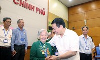 Vuong Dinh Hue rencontre des mères héroïques de Dak Nong