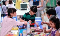 Fête de la mi-automne : les enfants confectionnent les masques 