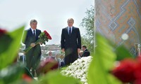 Ouzbékistan: Poutine se recueille sur la tombe de Karimov