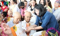 Dang Thi Ngoc Thinh distribue des cadeaux aux enfants cancéreux