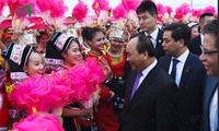 Nguyen Xuan Phuc rencontre le personnel de l’ambassade du Vietnam à Pékin