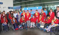 Les sportifs handicapés vietnamiens retournent triomphalement au pays 