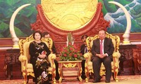 La présidente de l’AN Nguyen Thi Kim Ngan reçue par les dirigeants laotiens